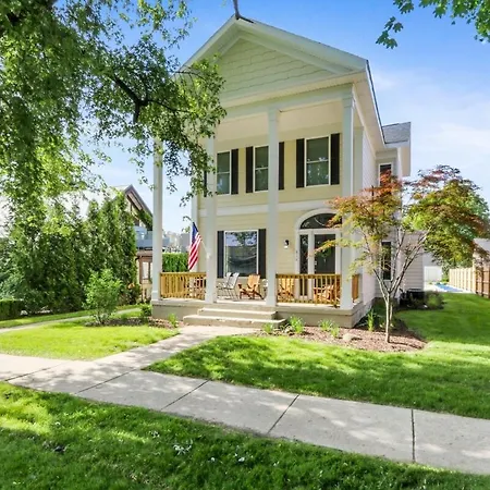 White House On Wisconsin-Entire Property - Renovated Colonial Revival - Horticultural Hall -Sleeps 20